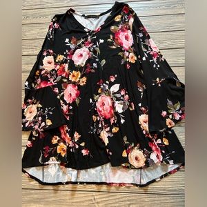 Black and floral long sleeve top, very soft and stretchy. Size 1XL